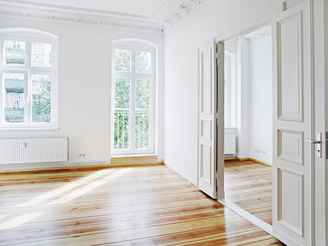 Stuckarbeiten an einer Wohnungsdecke